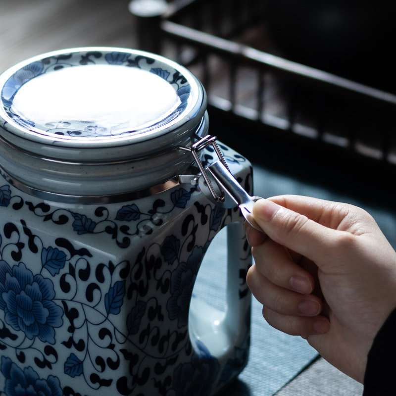 Large Modern Chinese Blue and White Porcelain Loose Leaf and Tea Bag Caddy Large Modern Chinese Blue and White Porcelain Loose Leaf and Tea Bag Caddy