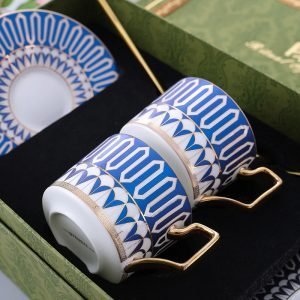 Luxurious And Royal Vintage Patterned Fine Bone China Porcelain Tea Cups And Saucers Set For Sale