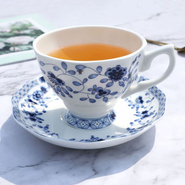 Simple Royal And Elegant Golden Rim Fine Bone China Vintage Tea Cup Set With Saucers