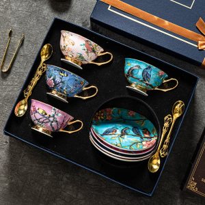 Luxurious And Royal Vintage Patterned Fine Bone China Porcelain Tea Cups And Saucers Set For Sale