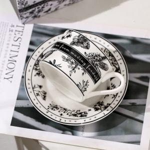 Luxurious And Royal Vintage Patterned Fine Bone China Porcelain Tea Cups And Saucers Set For Sale