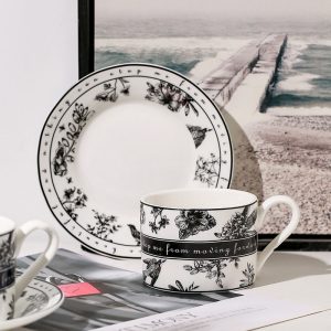 Luxurious And Royal Vintage Patterned Fine Bone China Porcelain Tea Cups And Saucers Set For Sale