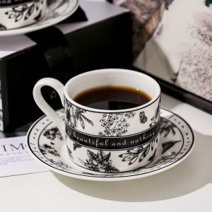 Luxurious And Royal Vintage Patterned Fine Bone China Porcelain Tea Cups And Saucers Set For Sale