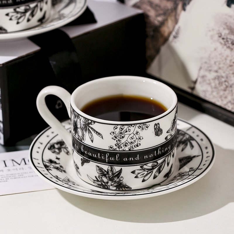 Luxurious And Royal Vintage Patterned Fine Bone China Porcelain Tea Cups And Saucers Set For Sale Luxurious And Royal Vintage Patterned Fine Bone China Porcelain Tea Cups And Saucers Set For Sale
