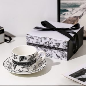 Luxurious And Royal Vintage Patterned Fine Bone China Porcelain Tea Cups And Saucers Set For Sale