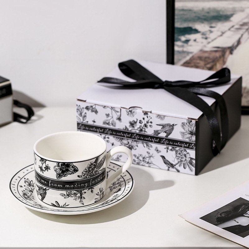 Luxurious And Royal Vintage Patterned Fine Bone China Porcelain Tea Cups And Saucers Set For Sale Luxurious And Royal Vintage Patterned Fine Bone China Porcelain Tea Cups And Saucers Set For Sale