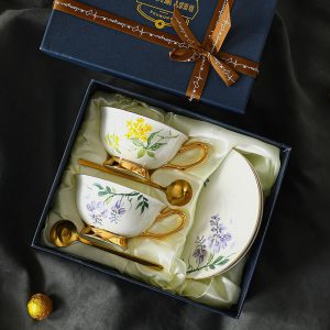 Simple Royal And Elegant Golden Rim Fine Bone China Vintage Tea Cup Set With Saucers