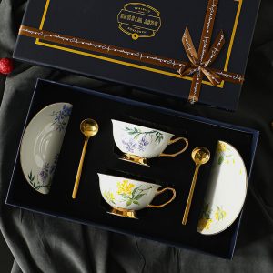 Simple Royal And Elegant Golden Rim Fine Bone China Vintage Tea Cup Set With Saucers