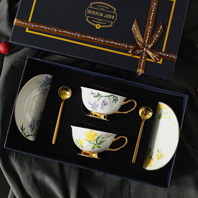 Simple Royal And Elegant Golden Rim Fine Bone China Vintage Tea Cup Set With Saucers Simple Royal And Elegant Golden Rim Fine Bone China Vintage Tea Cup Set With Saucers