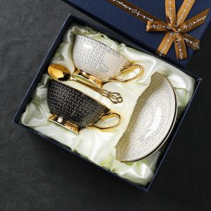 Luxurious And Royal Vintage Patterned Fine Bone China Porcelain Tea Cups And Saucers Set For Sale