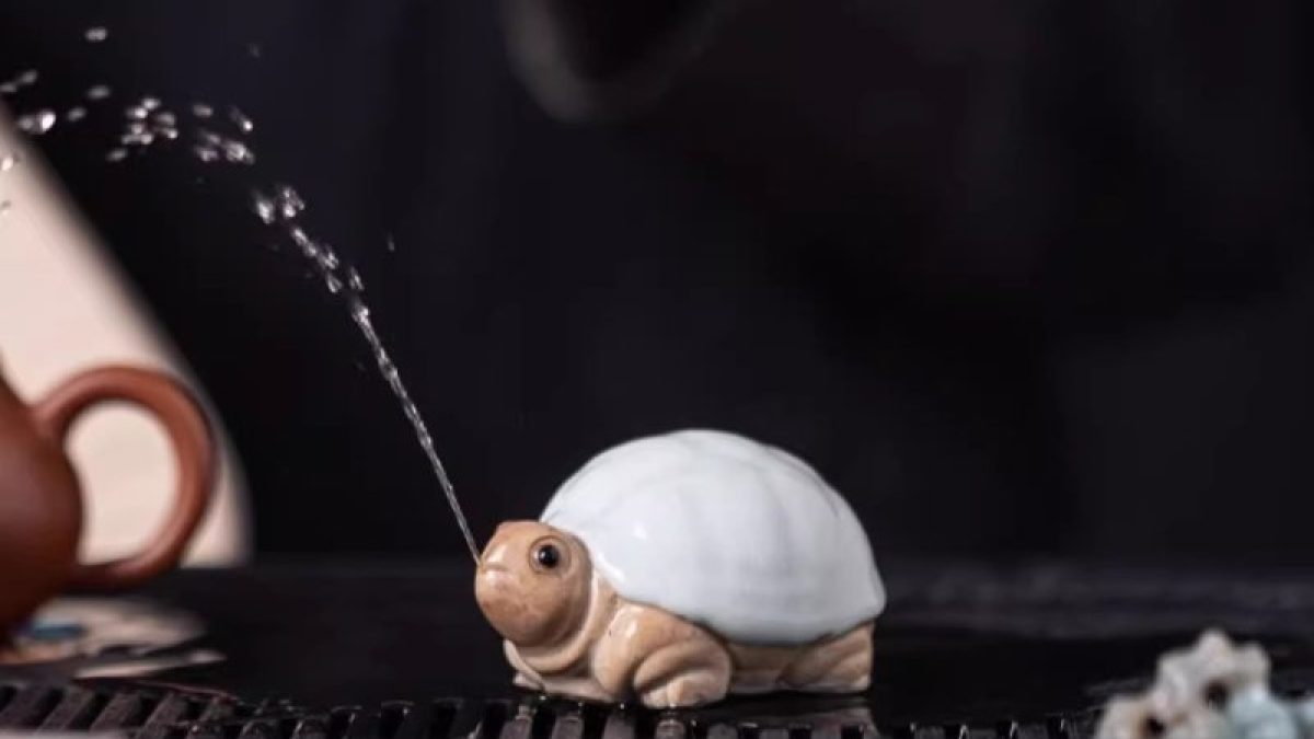 Squirting Frog On Conch Tea Pet – Purple Clay Zisha Decor For Tea Lovers, Fun Heat-Activated Ornament