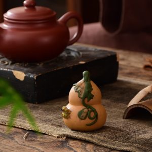 Chinese Creative Yixing Purple Clay Lucky Frog On The Gourd Spits Water Tea Pet