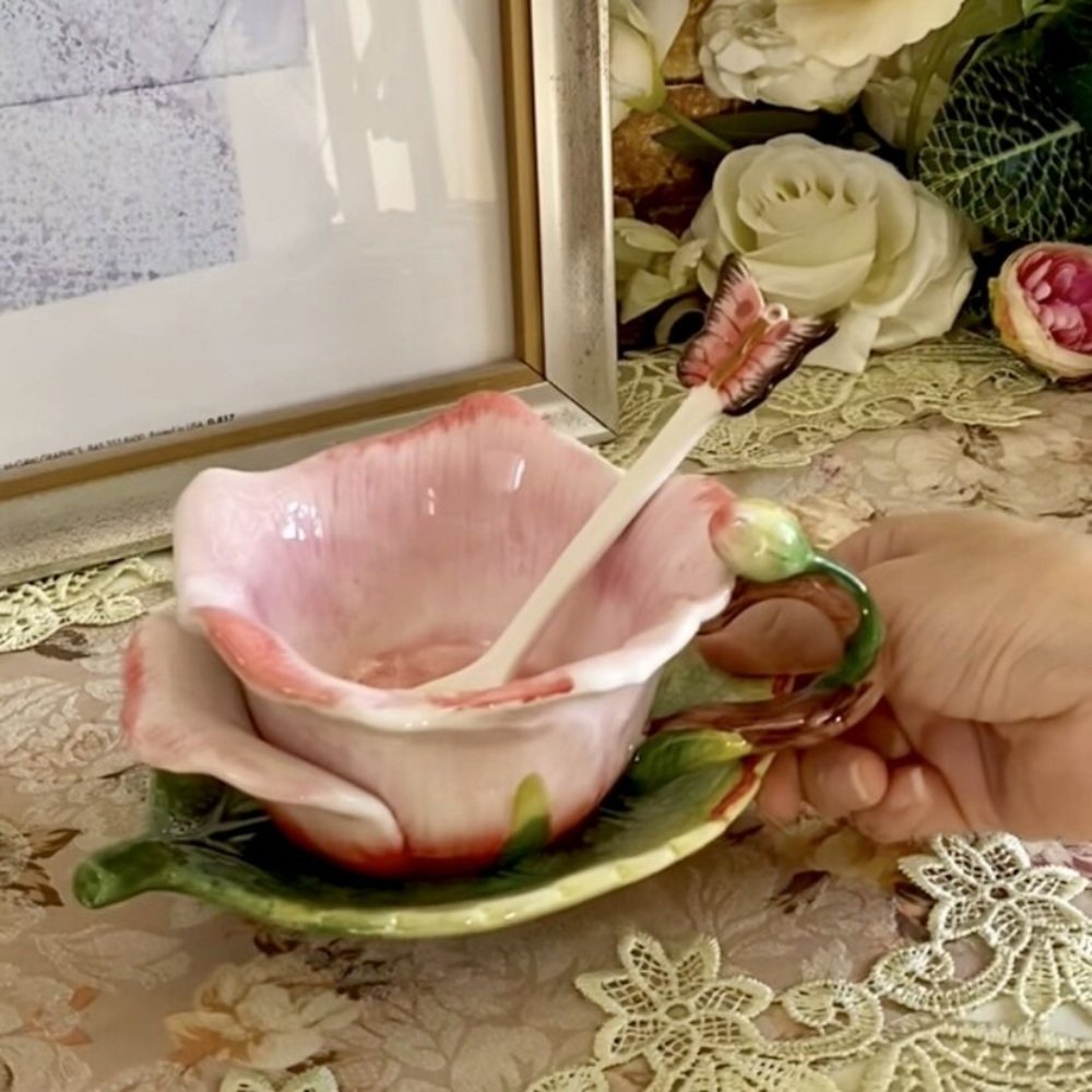 Vintage Hand Painted Red Rose Shaped Japanese Tea Cup And Roses Leaves Saucers Set For Sale Vintage Hand Painted Red Rose Shaped Japanese Tea Cup And Roses Leaves Saucers Set For Sale