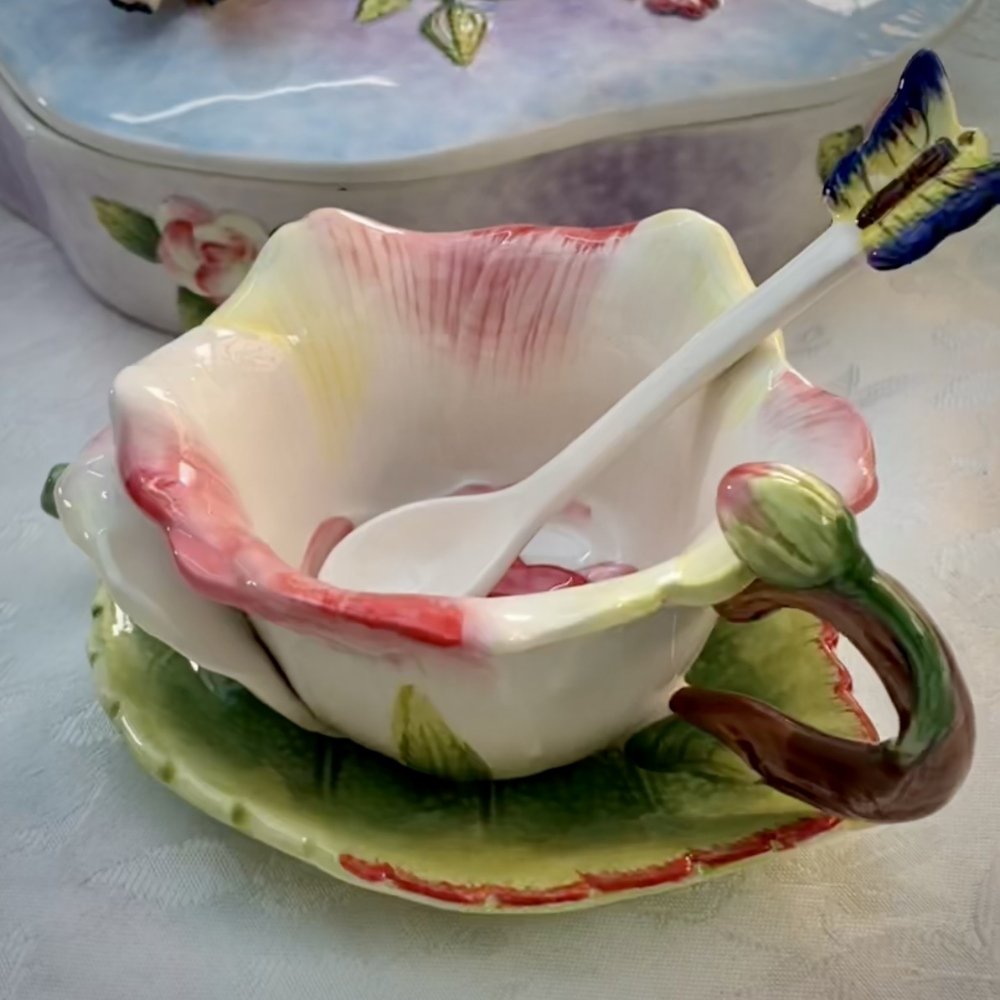 Vintage Hand Painted Red Rose Shaped Japanese Tea Cup And Roses Leaves Saucers Set For Sale Vintage Hand Painted Red Rose Shaped Japanese Tea Cup And Roses Leaves Saucers Set For Sale