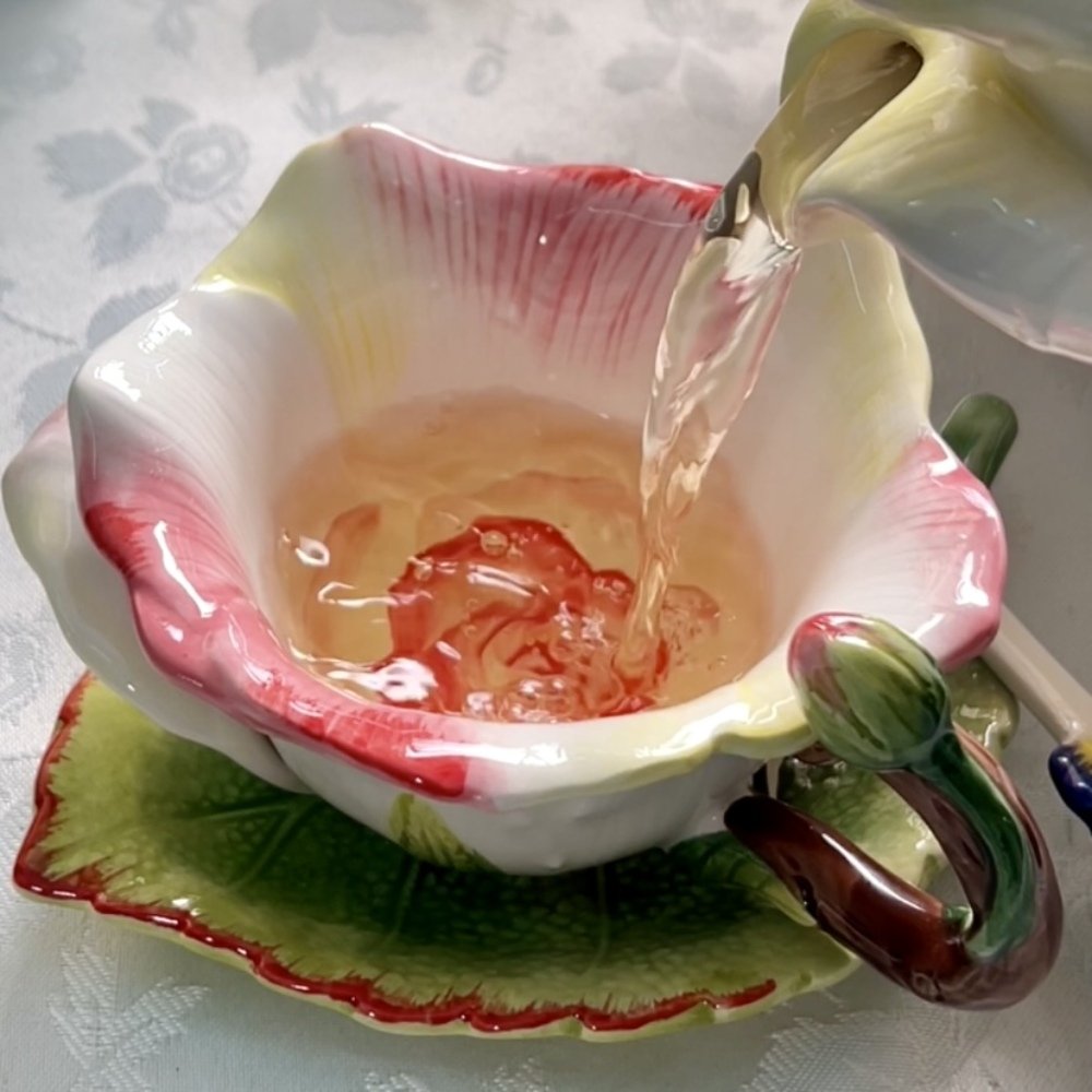 Vintage Hand Painted Red Rose Shaped Japanese Tea Cup And Roses Leaves Saucers Set For Sale Vintage Hand Painted Red Rose Shaped Japanese Tea Cup And Roses Leaves Saucers Set For Sale