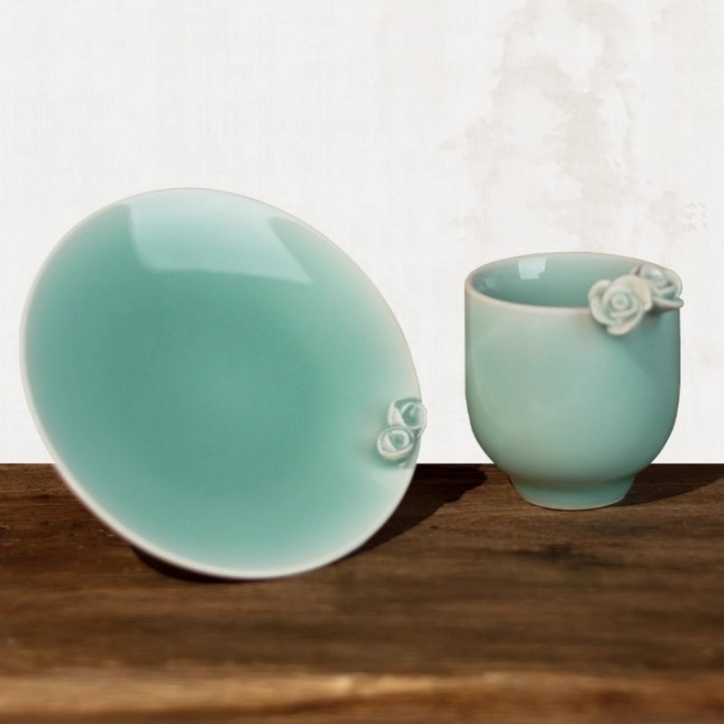 Vintage Chinese Handmade Blue Porcelain Rose Tea Cups And Roses Saucers For Sale Vintage Chinese Handmade Blue Porcelain Rose Tea Cups And Roses Saucers For Sale