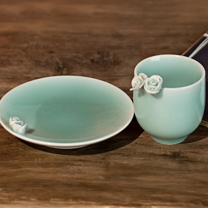 Vintage Chinese Handmade Blue Porcelain Rose Tea Cups And Roses Saucers For Sale Vintage Chinese Handmade Blue Porcelain Rose Tea Cups And Roses Saucers For Sale